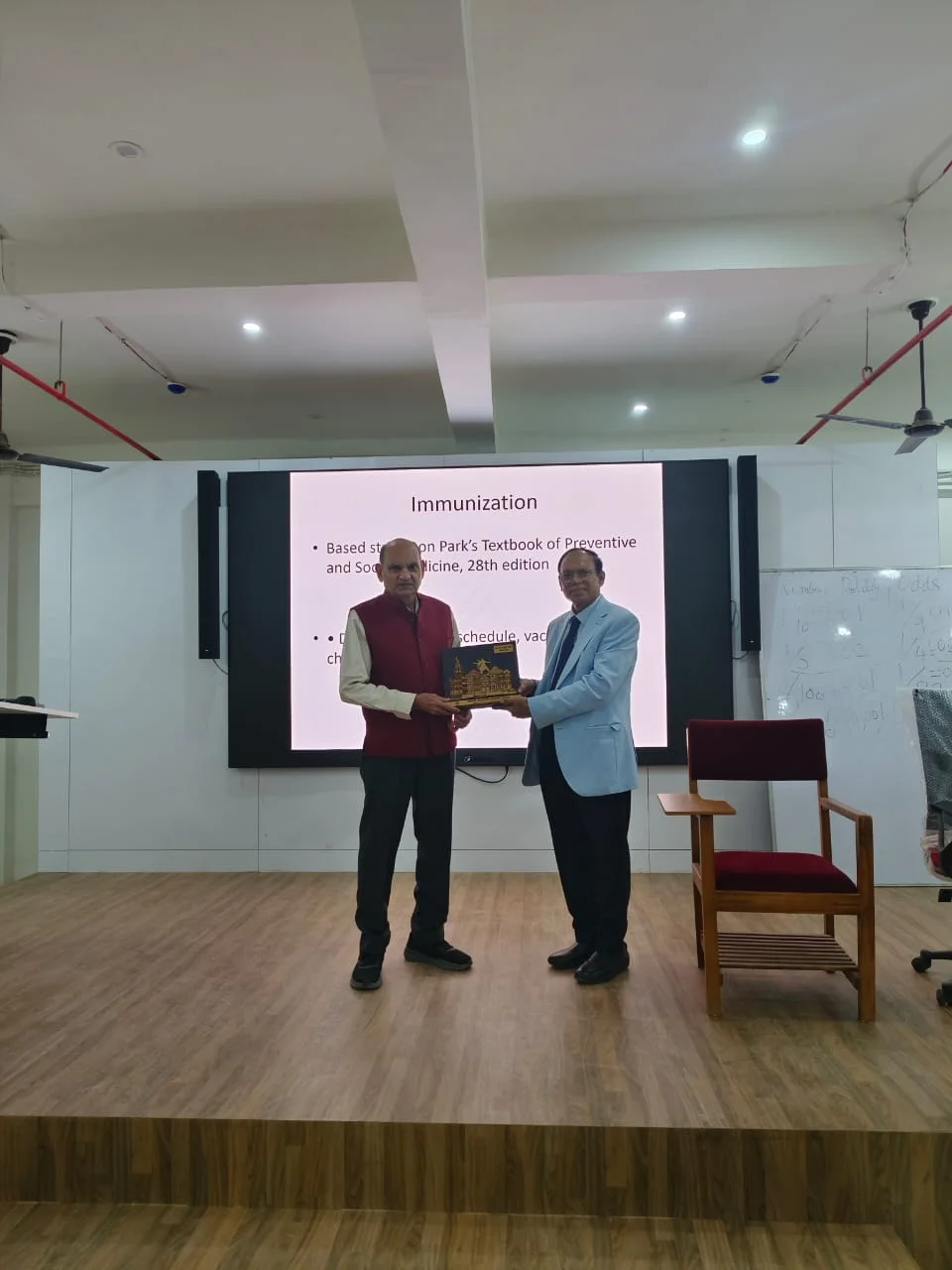 एमजीयूजी में आयोजित व्याख्यान में पूर्व कुलपति ने टीकों की प्रभावशीलता बनाए रखने पर दिया विशेष जोर