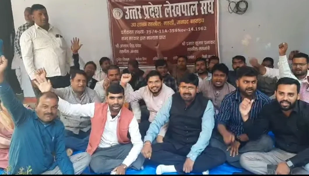 उपजिलाधिकारी को सौंपा मुख्यमंत्री संबोधित ज्ञापन