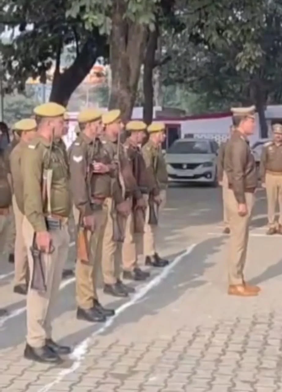 क्षेत्राधिकारी नीतीश गर्ग ने किया ध्वजारोहण, पुलिसकर्मी रहे उपस्थित