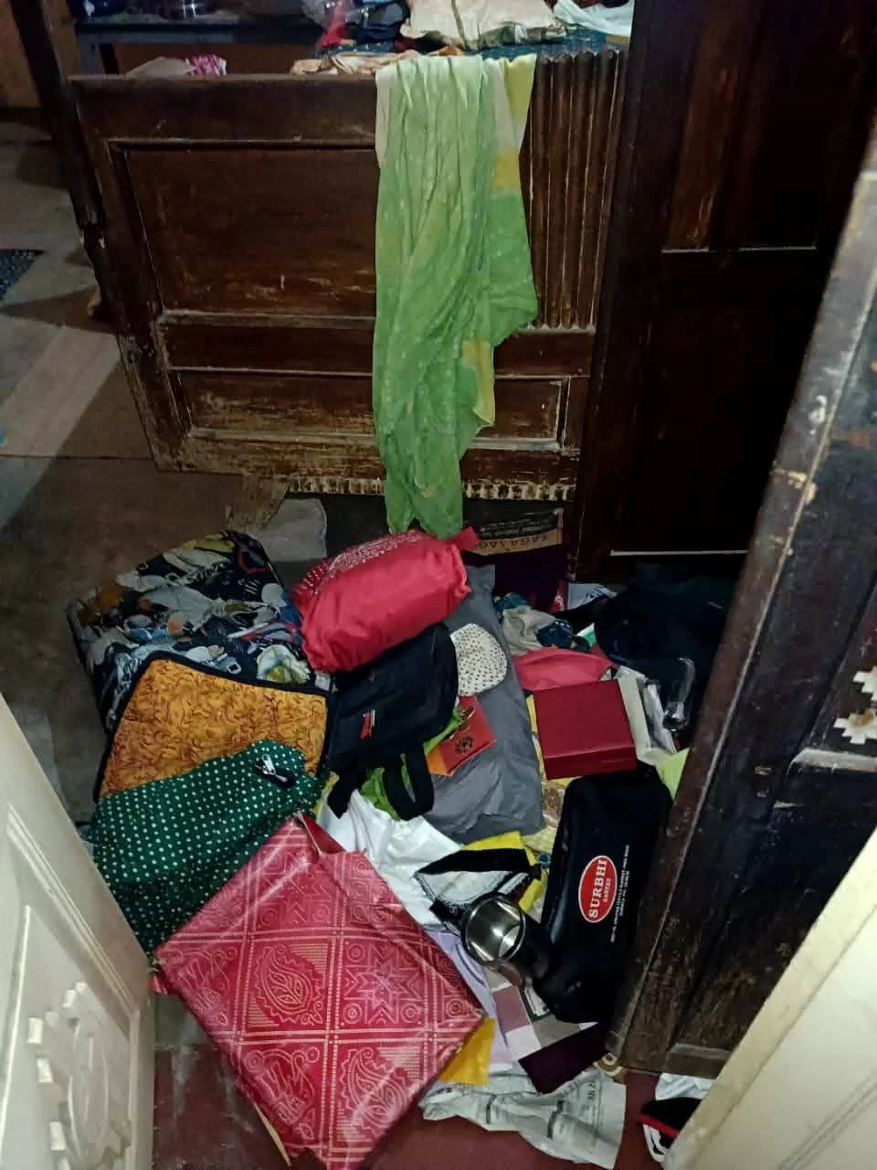 दरवाजा तोड़कर घर में घुसे चोर, सोना-चांदी और नगदी लेकर फरार – जांच में जुटी पुलिस