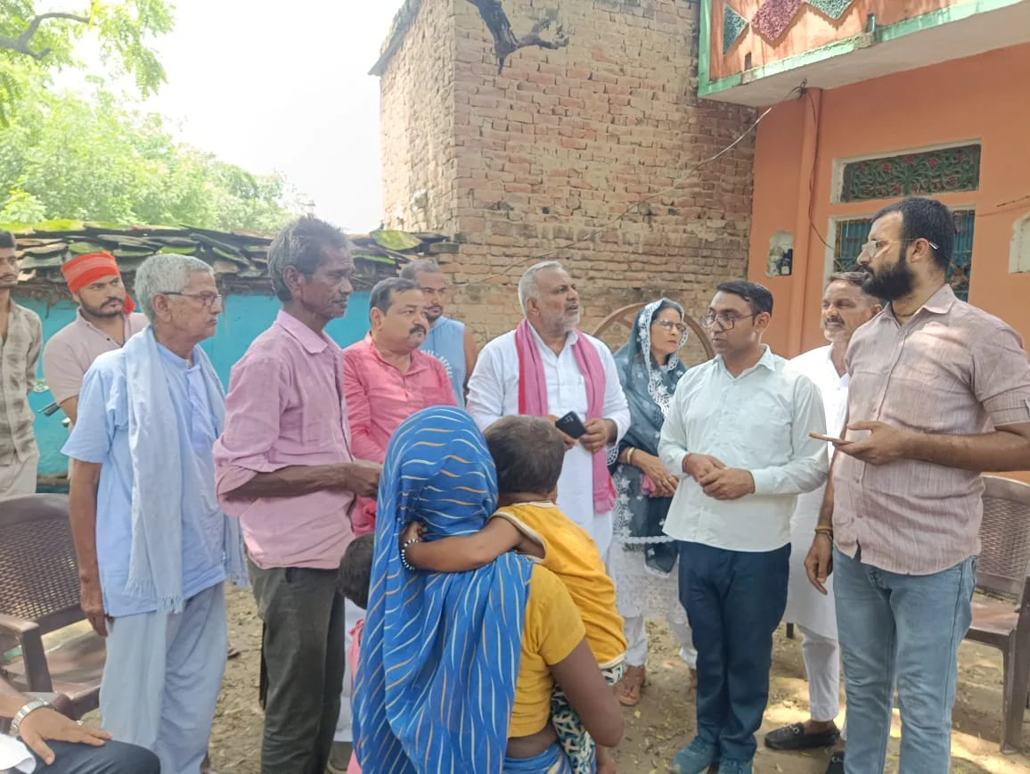 सपा सांसद ने करीब एक सप्ताह पूर्व नदी में डूबे युवक राधे वाल्मीकि के परिजनों से मुलाकात कर उन्हें ढांढस बंधाया और आर्थिक सहायता प्रदान की