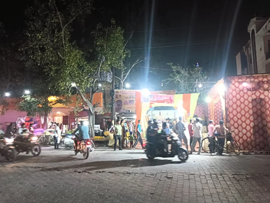 सोमवार की शाम नंदग्राम के सूर्य मंदिर परिसर में छठ पूजा की तैयारियों में जुटे श्रद्धालु, पूरे क्षेत्र में छठी मइया के गीतों से गूंजा माहौल