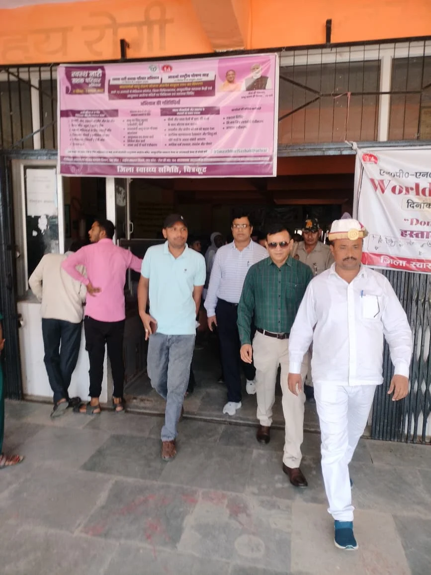 आयुक्त के द्वारा स्वास्थ्य केंद्र,परिषदीय विद्यालय तथा सहकारी खाद केंद्र निरीक्षण किया गया