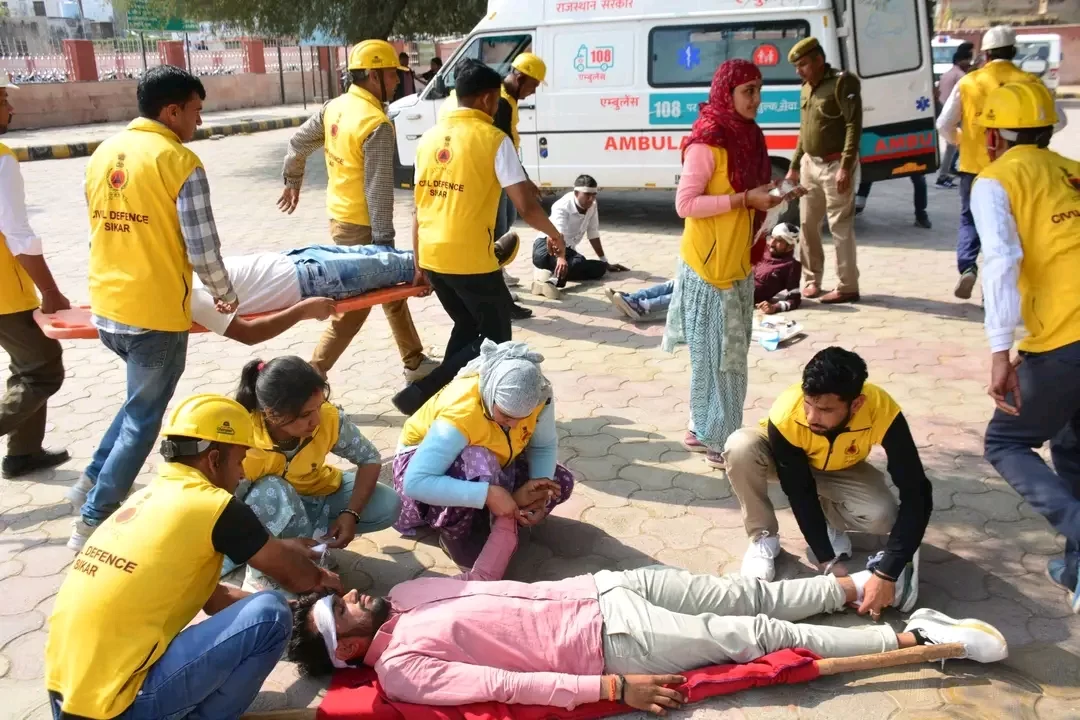 संयुक्त रेस्क्यू ऑपरेशन में पुलिस, सिविल डिफेंस, अग्निशमन व मेडिकल टीमों ने दिखाया तालमेल