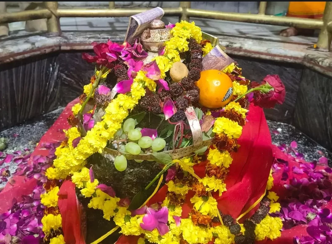 नेपाल सीमा के पंचमुखी शिव मंदिर ईटहियां में उमड़ी श्रद्धालुओं की भारी भीड़