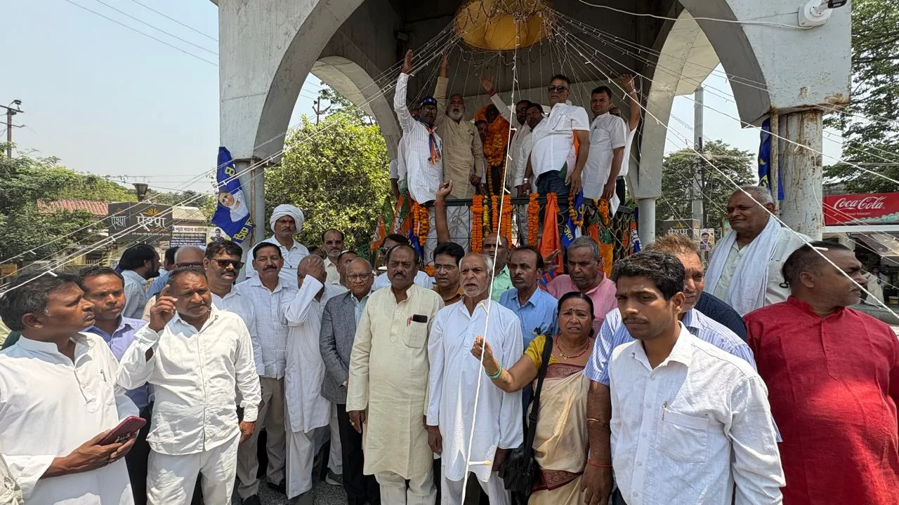 कांग्रेस कार्यकर्ताओं ने अंबेडकर चौक पर किया माल्यार्पण, सामाजिक न्याय और समानता पर दिया जोर