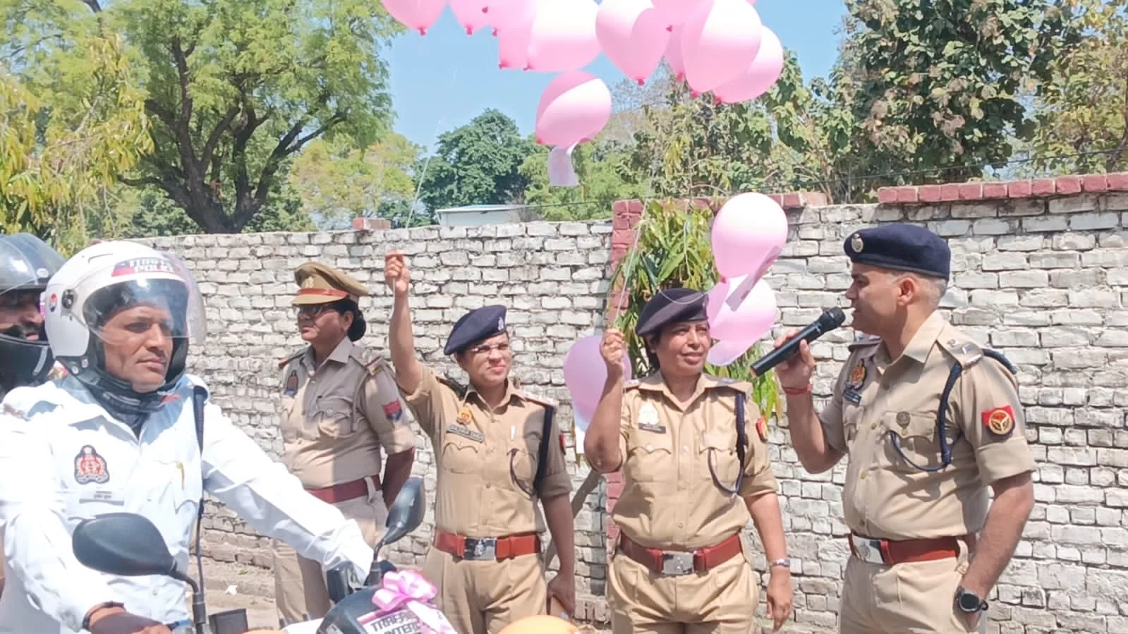 गुब्बारे उड़ाकर और हरझंडी दिखा कर की शुरूआत