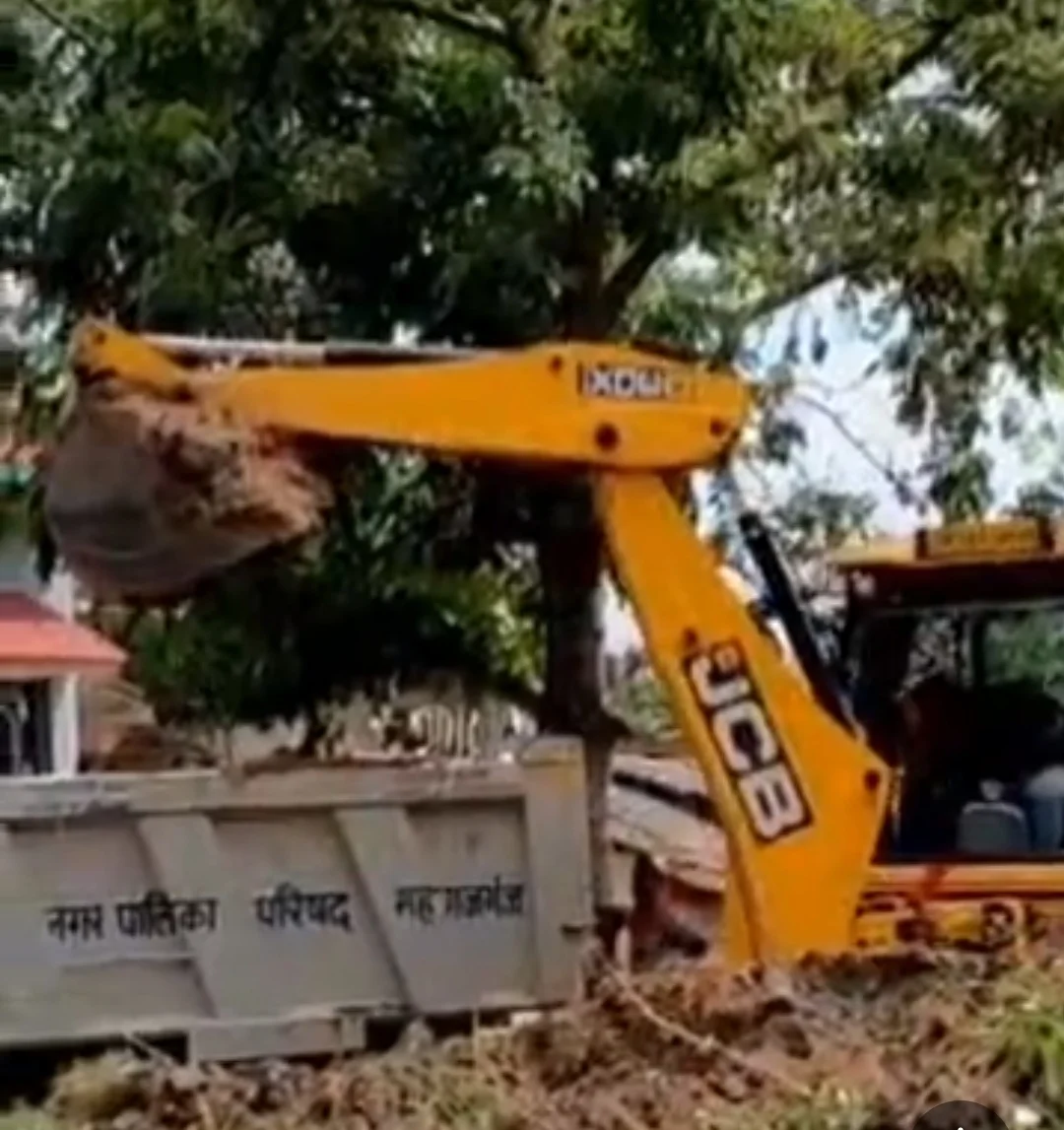 प्रशासन की मौजूदगी में हटाया गया अतिक्रमण