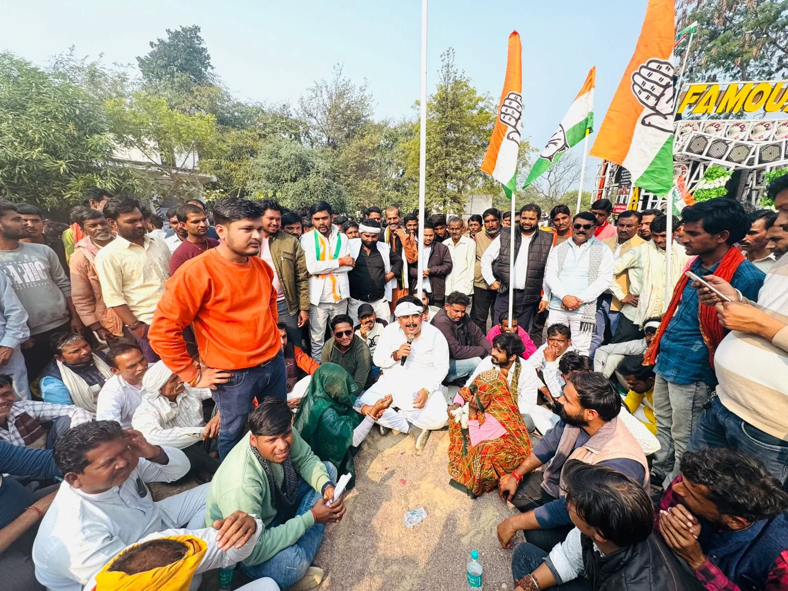पुर्व विधायक नीरज दीक्षित ने विजली कटौती को लेकर तहसील का किया घिराव