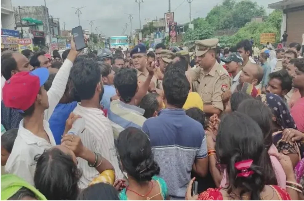 परिजनों ने किया महाराजगंज - फरेंदा हाईवे जाम हत्यारों को जल्द गिरफ्तार करें पुलिस