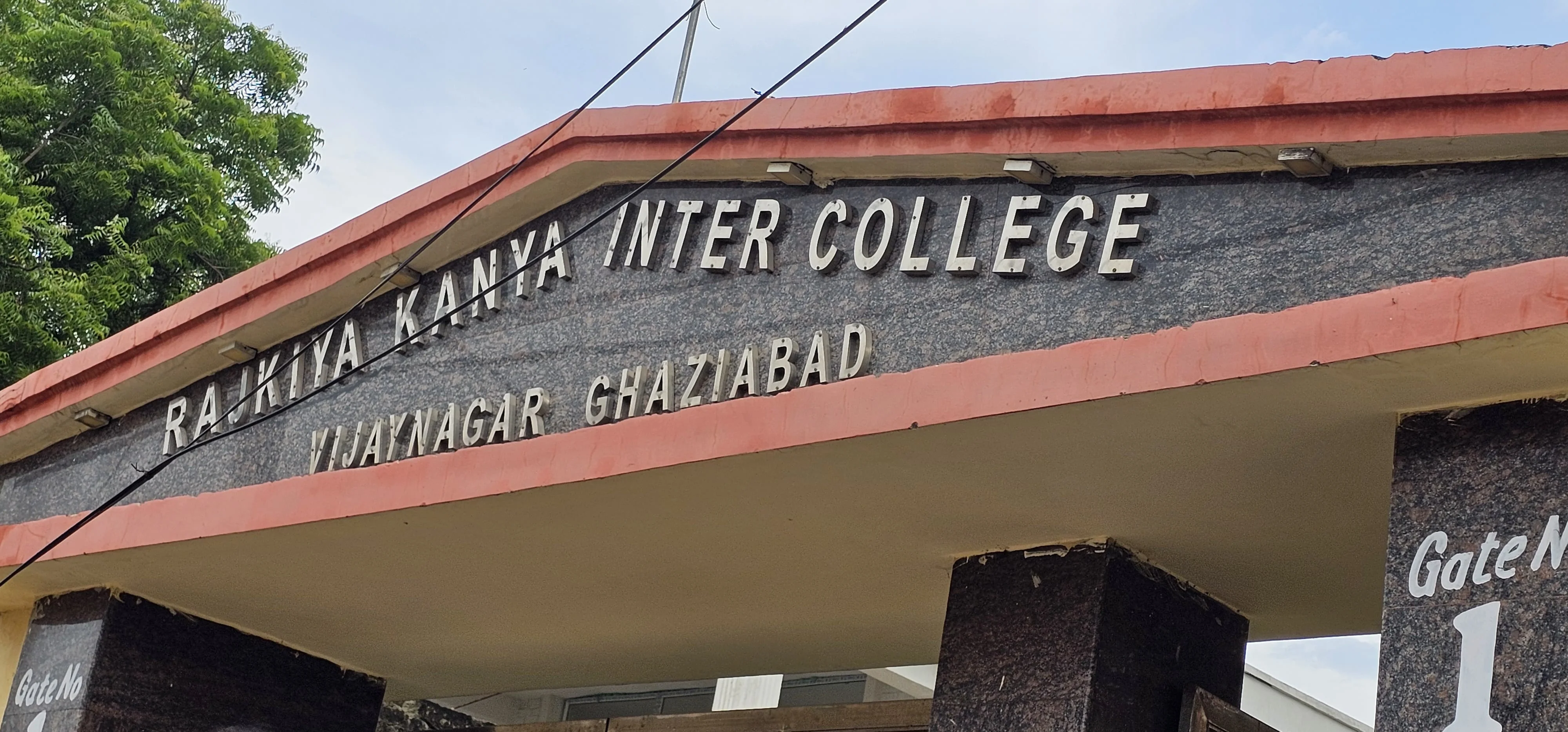 कक्षा 11 की छात्राओं को तिलक पर फेल करने की धमकी