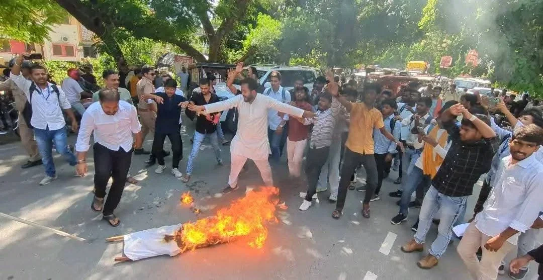 प्रदेश सरकार के मंत्री ओमप्रकाश राजभर के प्रतीकात्मक पुतले का किया दहन संस्कार