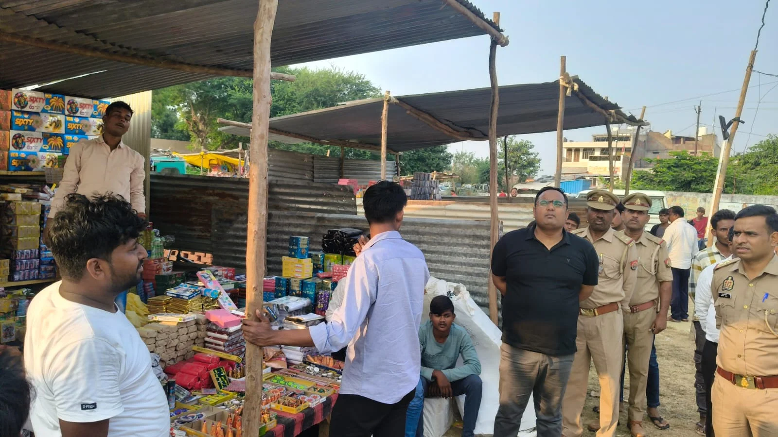 दीपावली की तैयारियों के बीच मूरतगंज में दुकानदारों और पुलिस के बीच उत्साही माहौल
