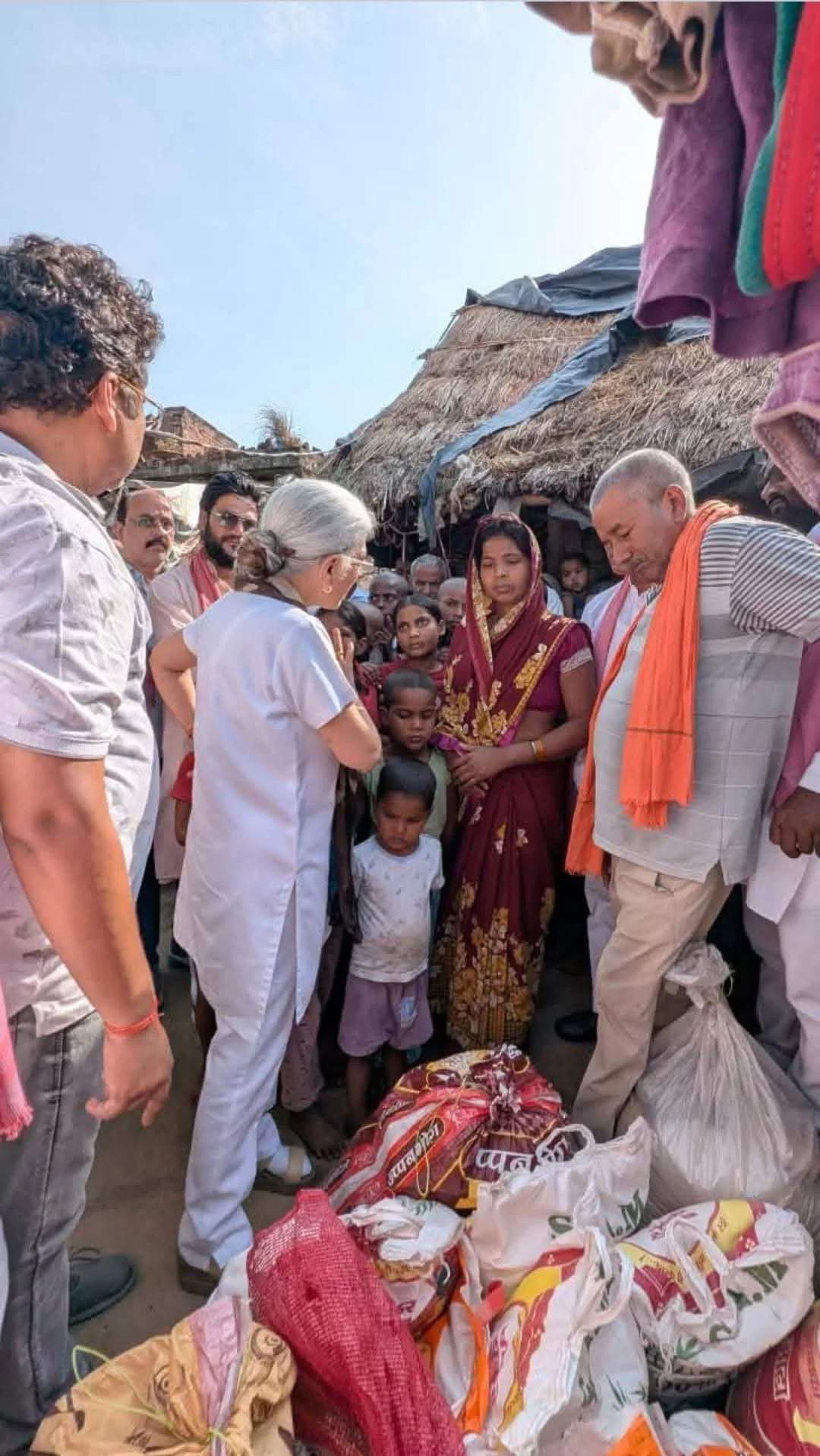 अन्नू टंडन ने बढ़ाया मदद का हाथ