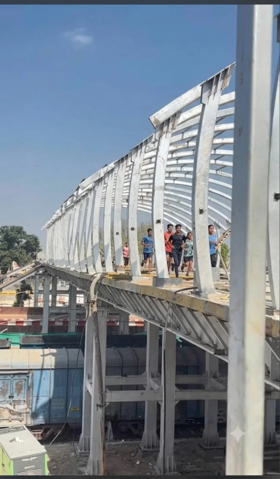 युवाओं को शारीरिक परीक्षा की तैयारी करते देखा गया