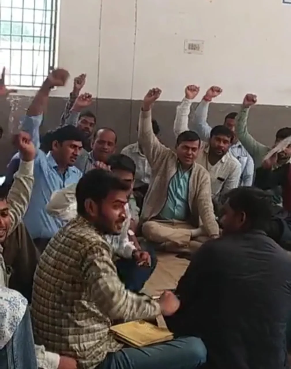 लेखपालों का 8 सूत्रीय मांगों पर धरना