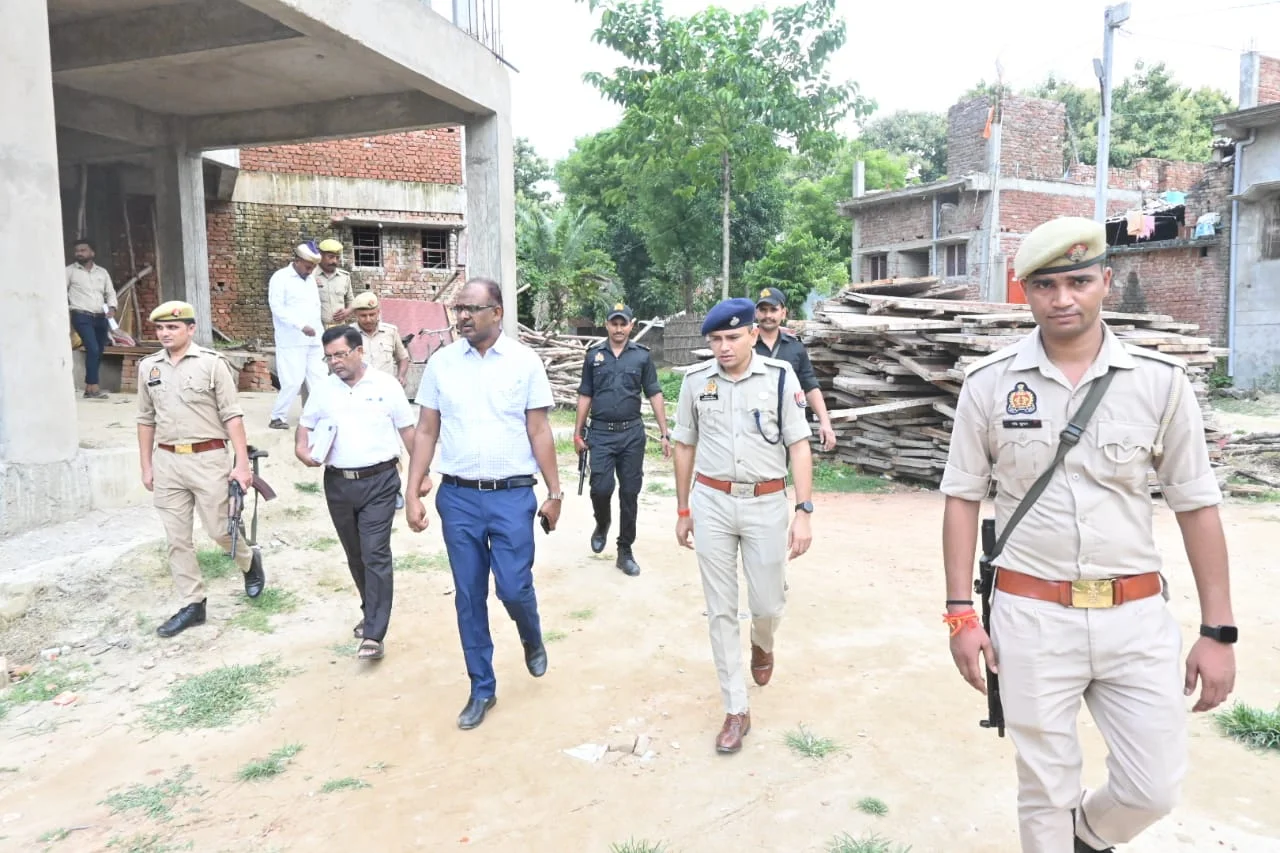 जिलाधिकारी ने निर्माण कार्य में तेजी लाने का दिया निर्देश