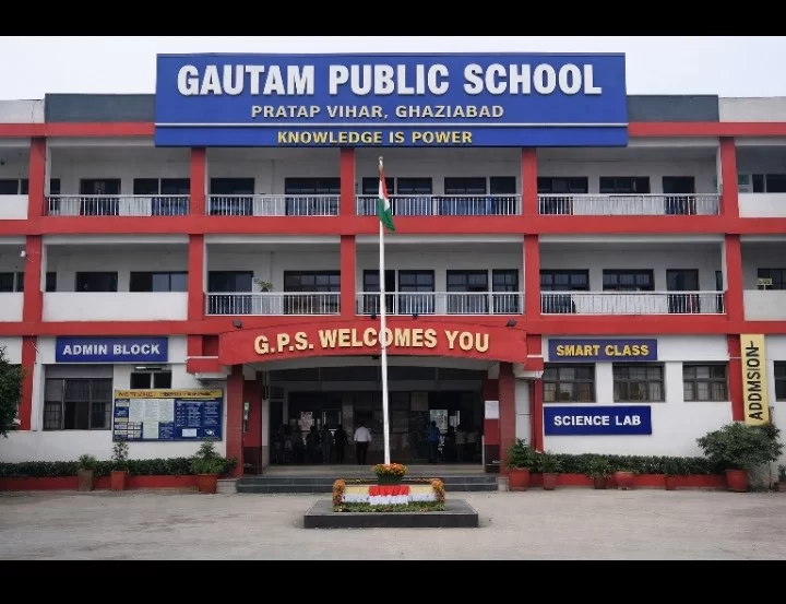 परीक्षा से पहले एडमिट कार्ड न मिलने पर गौतम पब्लिक स्कूल के अभिभावकों का हंगामा