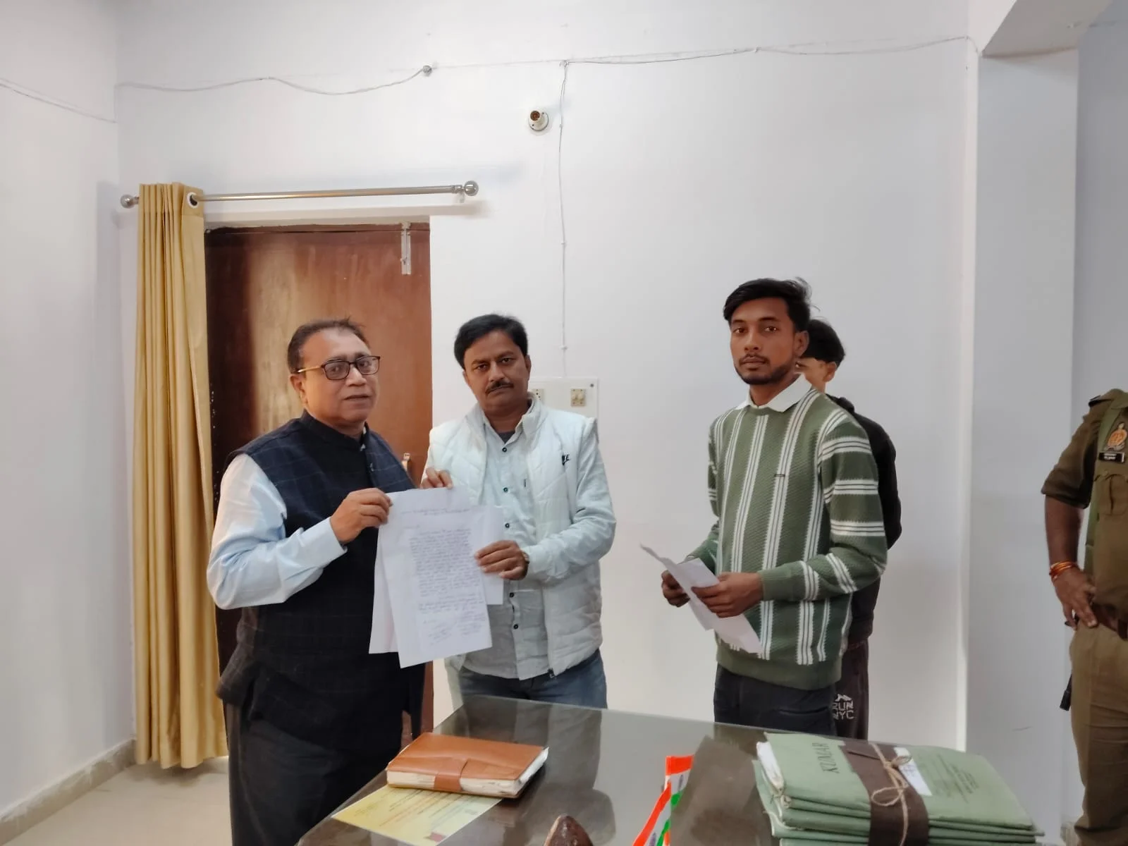 कानाखेड़ा गांव में माही खाद बीज भंडार द्वारा किसानों को नकली खाद बेचे जाने का मामला तूल पकड़ता जा रहा है