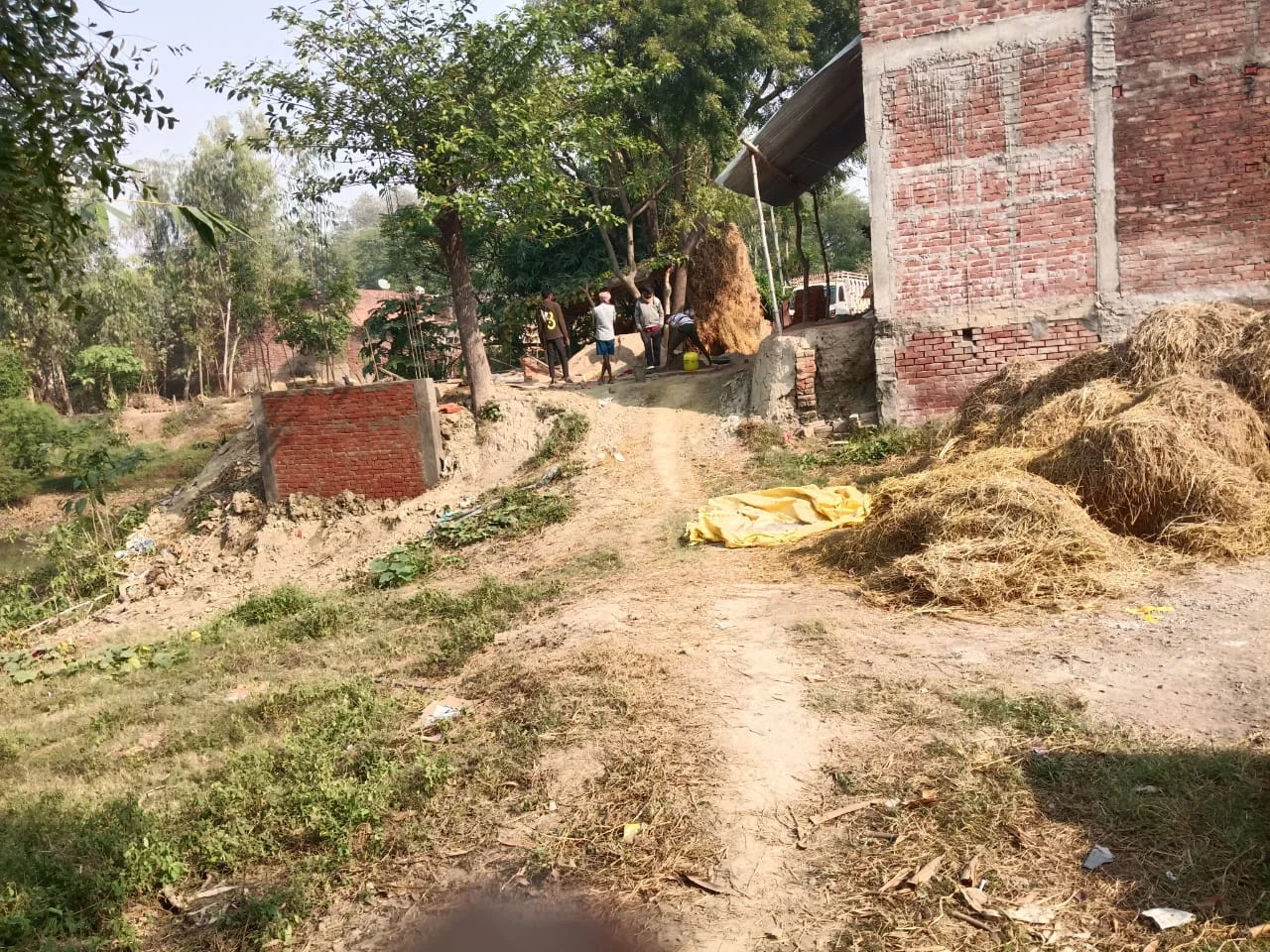 कौशांबी में तालाब की जमीन पर अवैध कब्जे का प्रयास, ग्रामीणों की शिकायत पर राजस्व विभाग की त्वरित कार्रवाई