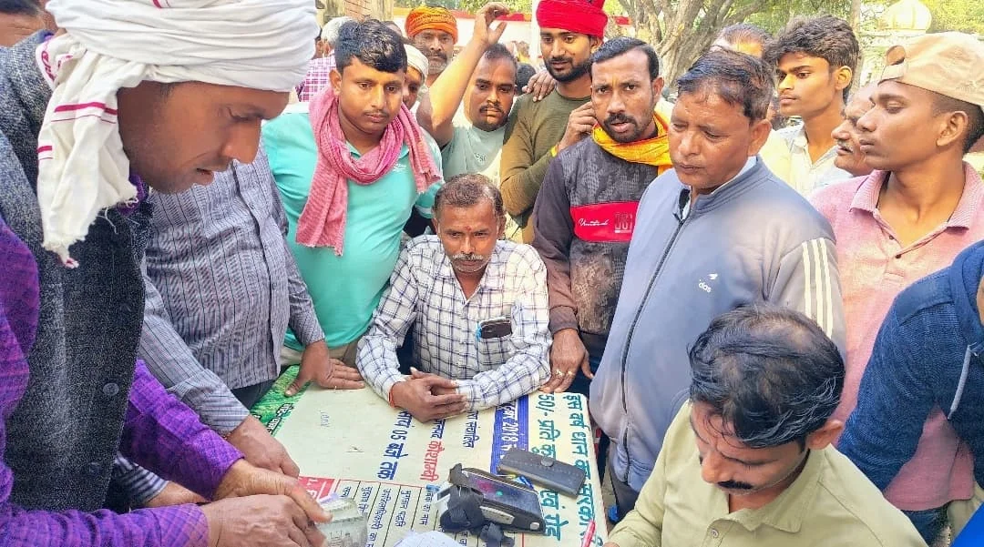 उदहिन खुर्द साधन सहकारी समिति में डीएपी वितरण शुरू, किसानों को मिली बड़ी राहत