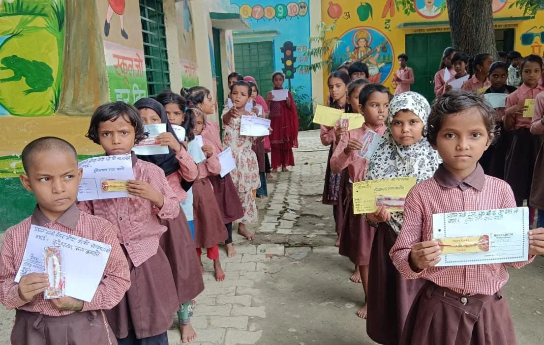 हाथों से बनाई राखियाँ और भेजे पत्र