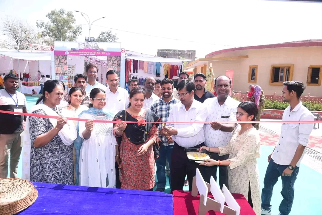 हस्तशिल्प फर्नीचर और कशीदाकारी बने आकर्षण