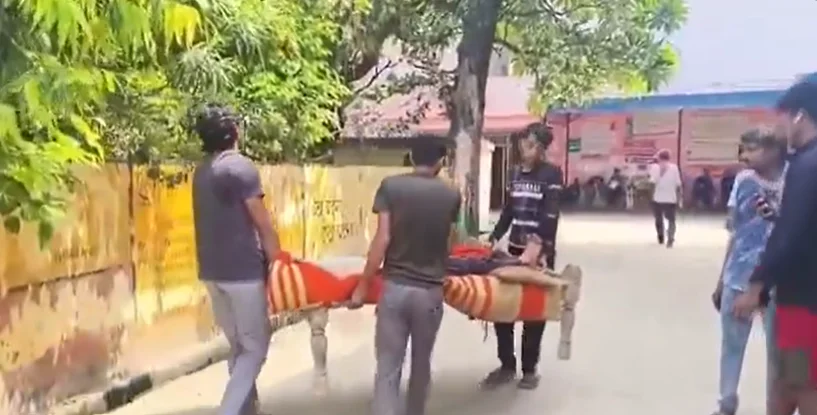 करंट से झुलसे युवक को चारपाई पर अस्पताल लाया गया, स्वास्थ्य व्यवस्था पर उठे सवाल