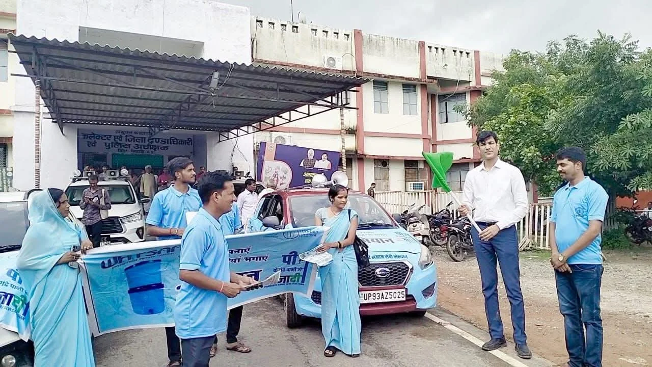 जिला कलेक्टर ने हरी झंडी दिखाकर जागरूकता रथ को किया रवाना