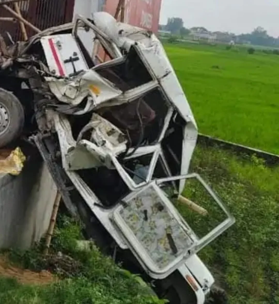 गोरखपुर के गुलरिहा थाना क्षेत्र में हादसा, बोलेरो और ट्रक क्षतिग्रस्त, पुलिस जांच में जुटी