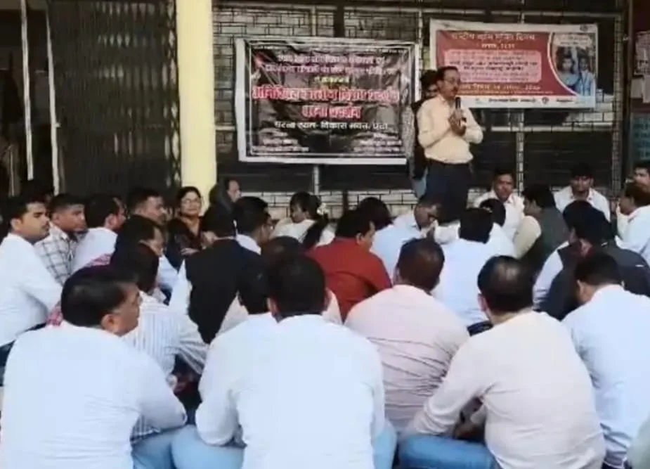 विकास भवन पर आज सैकड़ों ग्राम विकास अधिकारियों ने जोरदार प्रदर्शन किया।