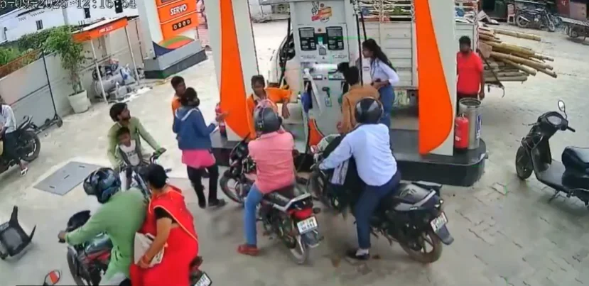 बिना हेलमेट युवती को पेट्रोल देने से मना करने पर बवाल