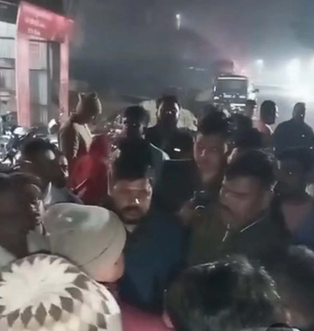 गोली पीठ को छूते हुए निकल गई, व्यवसायी बाल-बाल बचे। पुलिस जांच में जुटी।