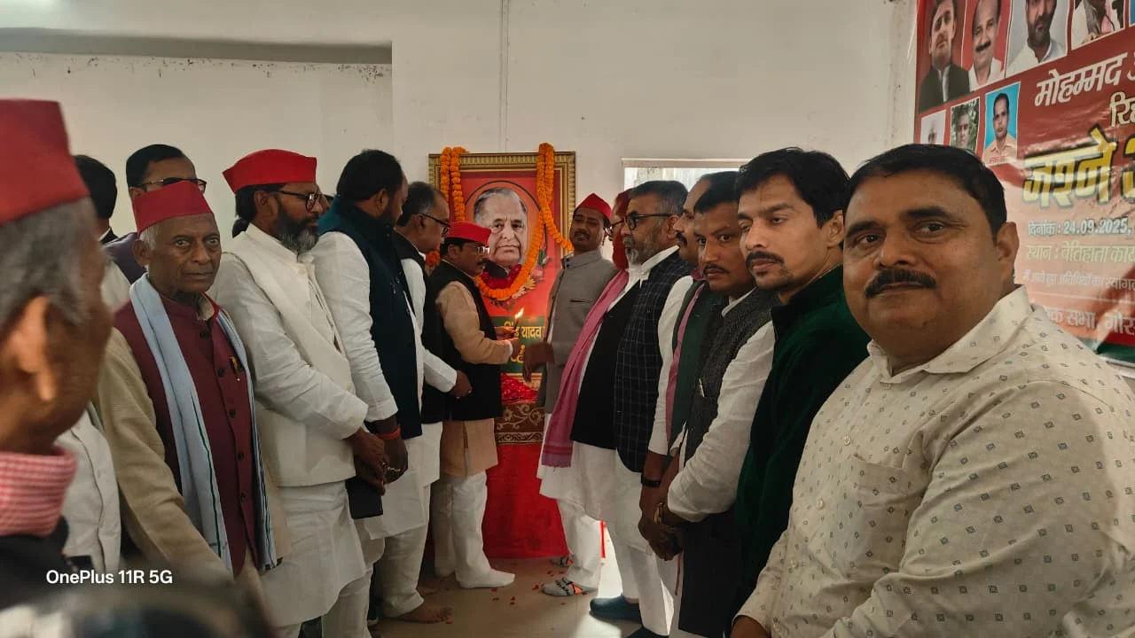 सपा कार्यालय बेतियाहाता में नेताजी को याद कर कार्यकर्ताओं ने दी श्रद्धांजलि