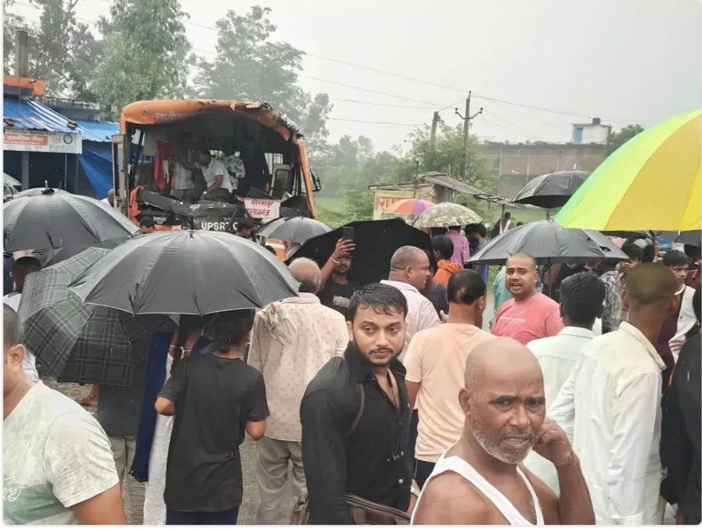 घायलों को एंबुलेंस की मदद से भेजा गया जिला अस्पताल ईलाज जारी
