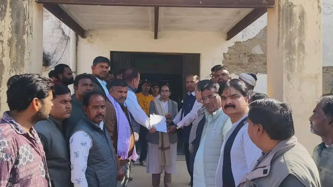 बांग्लादेश में हिंदुओं पर अत्याचार के विरोध में सैकड़ों लोगों ने की नारेबाजी