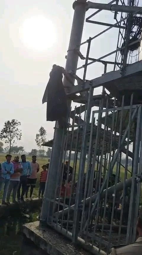 प्रेमी से शादी की जिद में मोबाइल टॉवर पर चढ़ी युवती, डेढ़ घंटे तक चला हंगामा