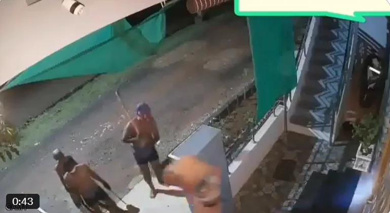 हथियारों से लैस बदमाशों ने घर का दरवाजा तोड़ा