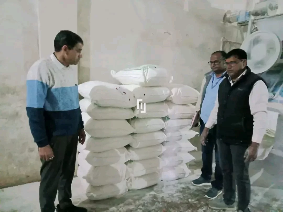 768 किलोग्राम बेसन सीज, 84 खाद्य लाइसेंस जारी