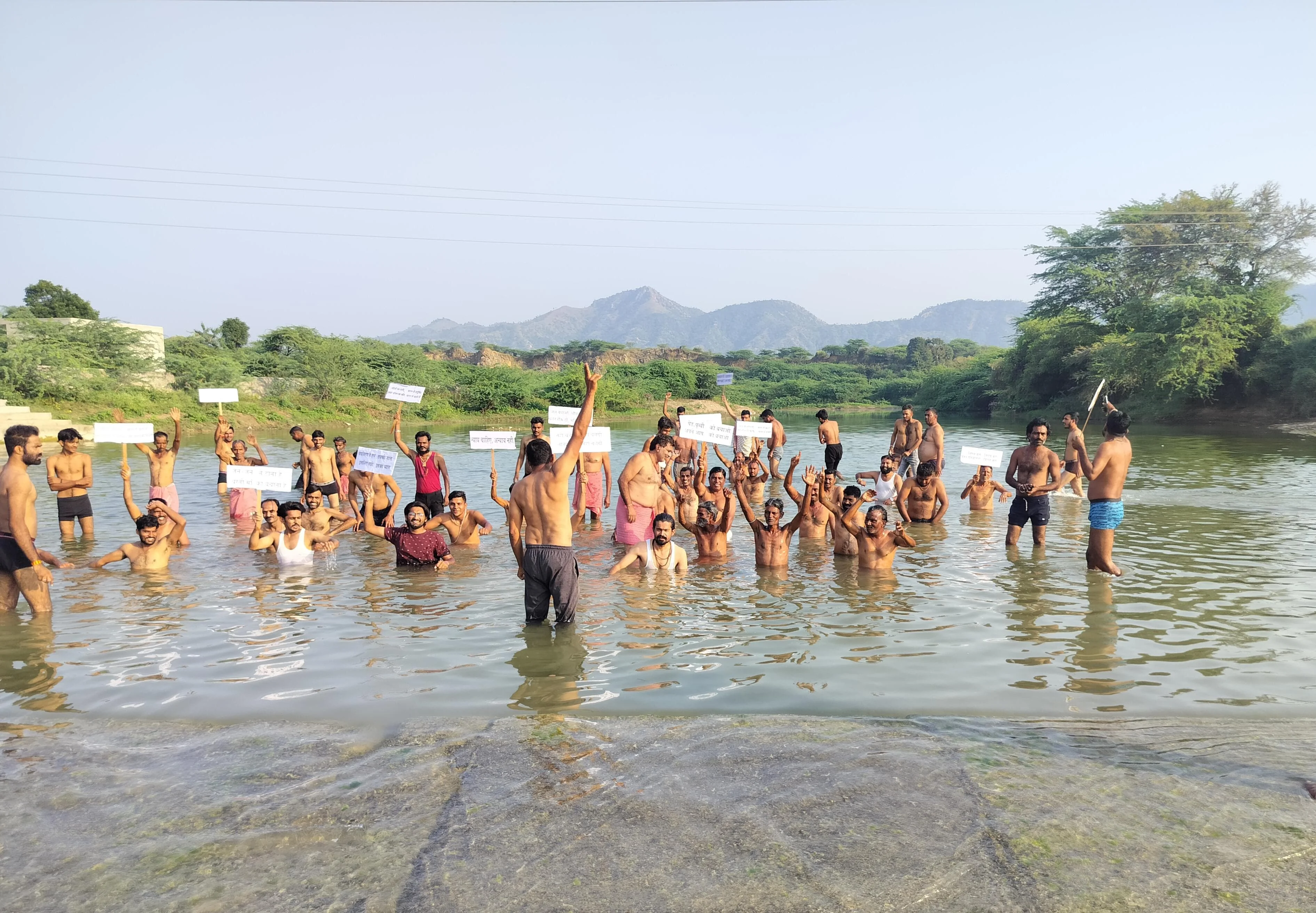 जिले के पिण्डवाड़ा क्षेत्र में प्रस्तावित खनन परियोजना के खिलाफ ग्रामीणों का विरोध जारी