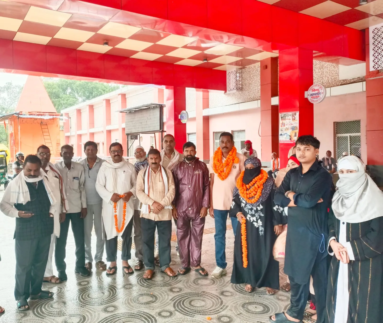 क्षेत्रवासियों ने फूल-मालाओं से लादकर दी विदाई
