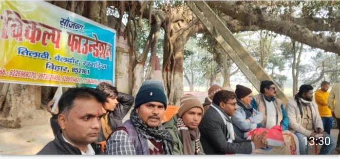 फुलवरिया डीह मंदिर के प्रांगण में कडके की ठंड से बचाव