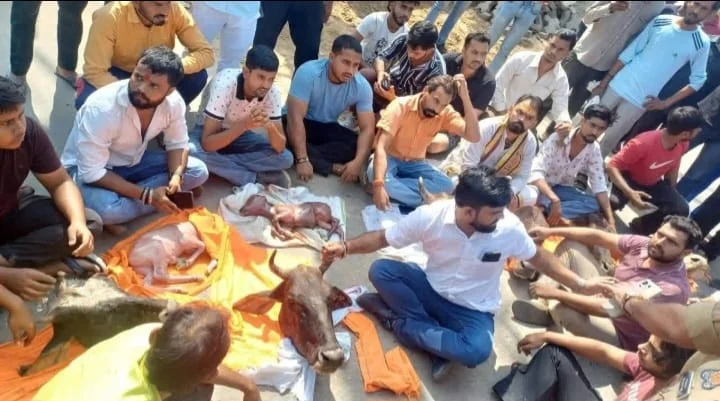 सड़कें बंद, प्रशासन पर नारेबाजी