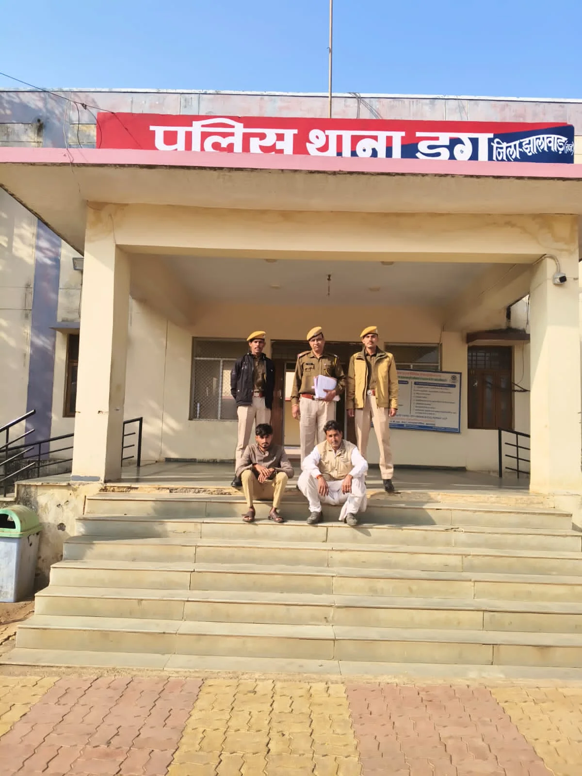 दो वांछित आरोपी गिरफ्तार