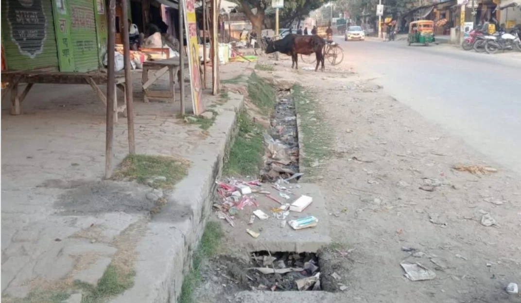 बदबू और गंदे पानी के बीच व्यापार करने को मजबूर दुकानदार, संक्रामक रोगों का डर